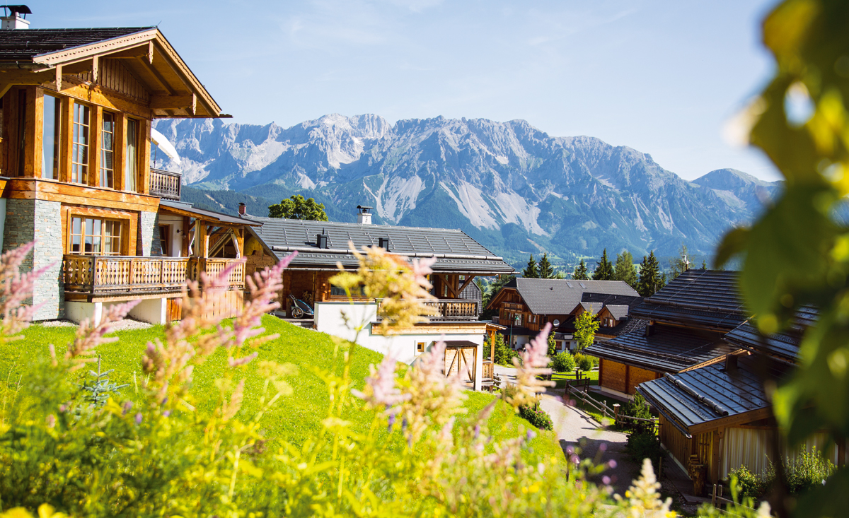 Almdorf Reiteralm mit Dachsteinkulisse