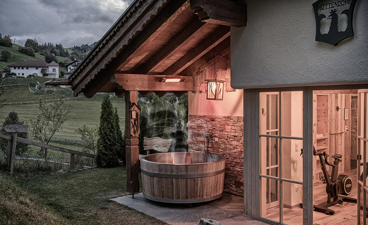 Badezuber im Chaletdorf Ladizium in Tirol
